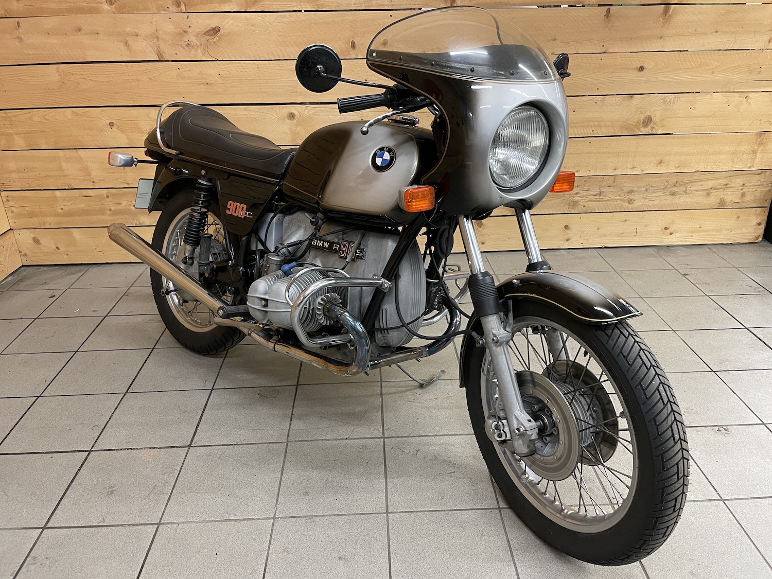 BMW_R90s_74_cezanne_classic_motorcycle_7_111-127.jpg