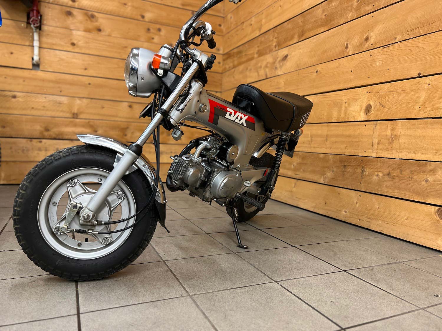 Honda_Dax_st70_Cezanne_classic_motorcycle_3-148.jpg